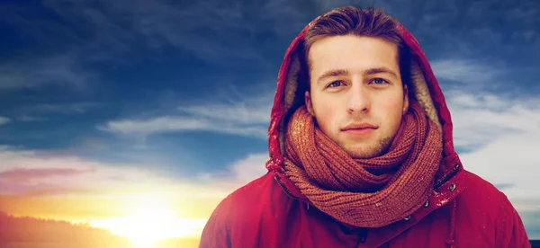 Glücklicher Mann in Winterjacke mit Kapuze im Freien — Stockfoto