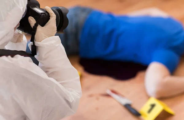 Criminalista fotografiando cadáver en la escena del crimen — Foto de Stock