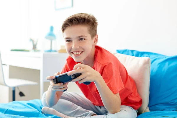 快乐的男孩，带着游戏机在家里玩电子游戏 — 图库照片