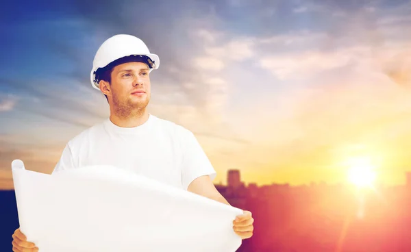 Construtor masculino em chapéu duro branco com planta — Fotografia de Stock