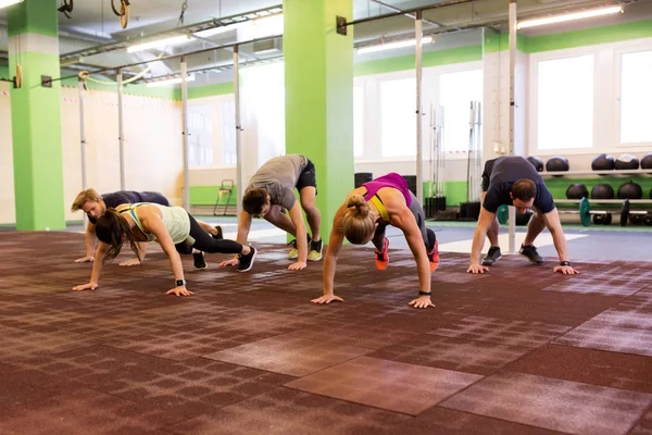 Groep mensen die sporten in de sportschool — Stockfoto