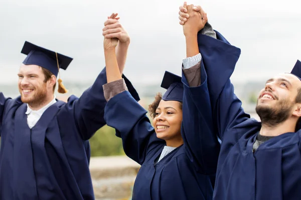 Studenti felici che celebrano la laurea — Foto Stock