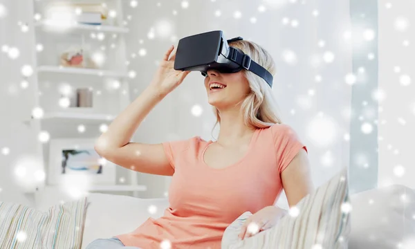 Mujer con auriculares de realidad virtual o gafas 3D —  Fotos de Stock