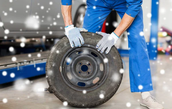 Mécanicien automobile changer pneu de voiture à l'atelier — Photo