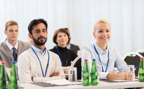 Feliz equipo de negocios en la conferencia internacional — Foto de Stock