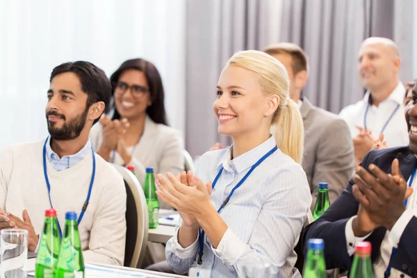 Gente aplaudiendo en la conferencia de negocios —  Fotos de Stock