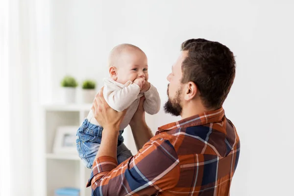 Onnellinen pieni vauva poika isän kanssa — kuvapankkivalokuva