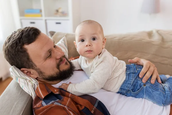 快乐的父亲与婴儿的小男孩在家里 — 图库照片