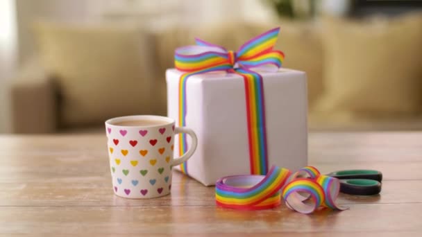 Кава з подарунком і гей гордістю усвідомлення стрічки — стокове відео