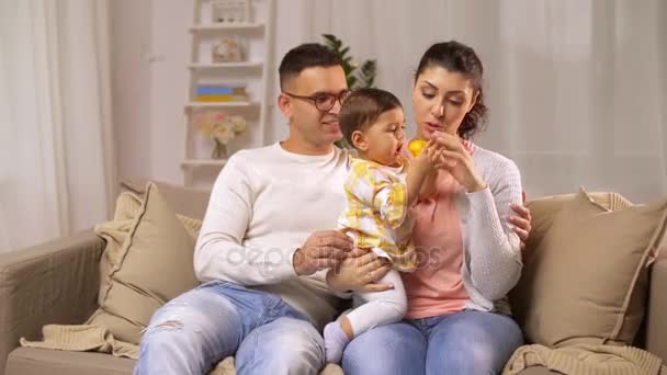 Lycklig familj med baby flicka hemma — Stockvideo