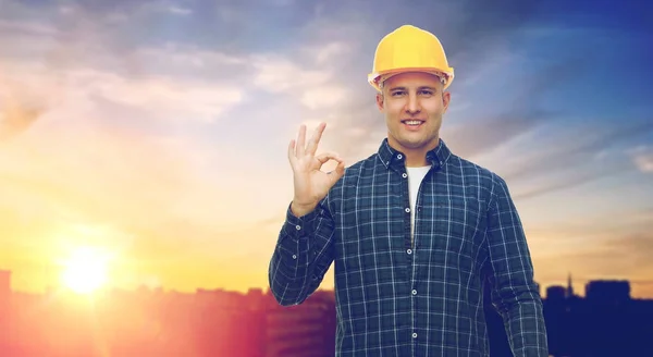 Sorrindo construtor no capacete mostrando ok sinal de mão — Fotografia de Stock