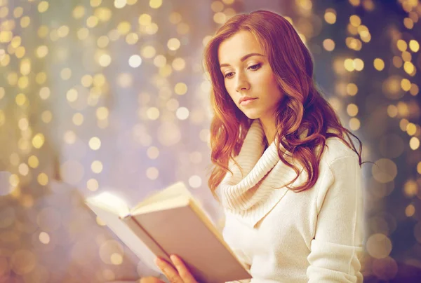 Молодая женщина читает книгу дома — стоковое фото