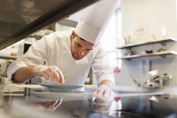 Gärna manliga kock Matlagning mat på restaurang kitchen — Stockfoto