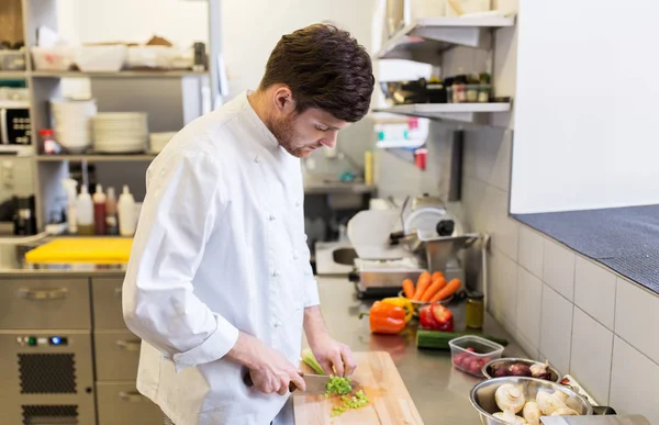 Chef masculino feliz cozinhar comida na cozinha do restaurante — Fotografia de Stock