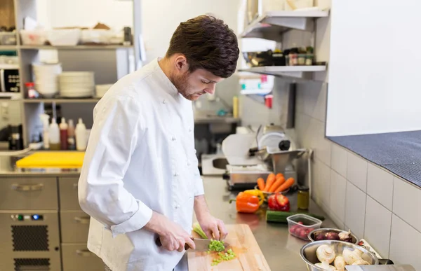 Szczęśliwy szef mężczyzna gotowanie jedzenie w restauracji kitchen — Zdjęcie stockowe