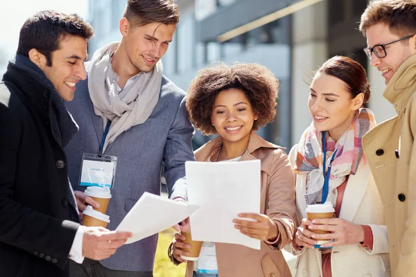 International business team with papers outdoors — Stock Photo, Image