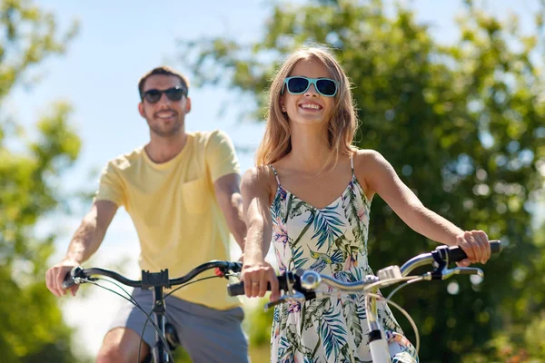 Heureux jeune couple à vélo en été — Photo