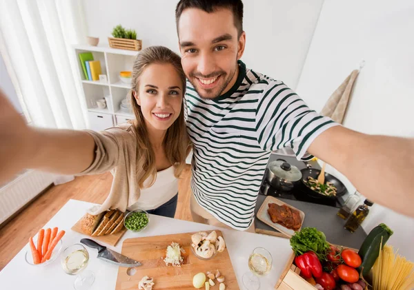 Par som matlagning och tar selfie på kök — Stockfoto