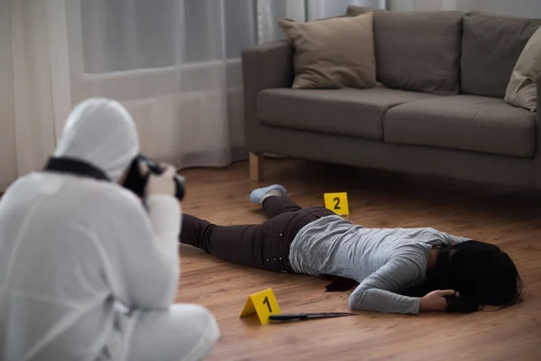 Criminaliste photographiant cadavre sur les lieux du crime — Photo