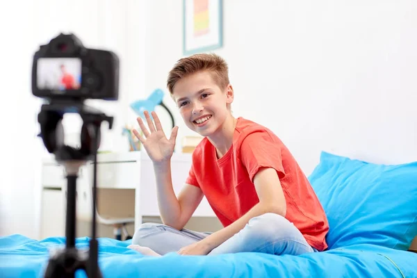 Felice ragazzo con videocamera registrazione video a casa — Foto Stock