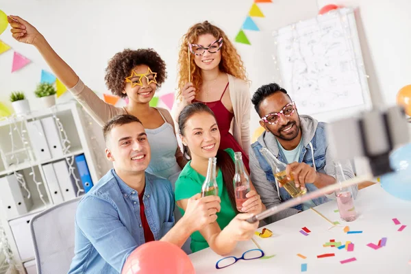 Equipe feliz tomando selfie na festa do escritório — Fotografia de Stock