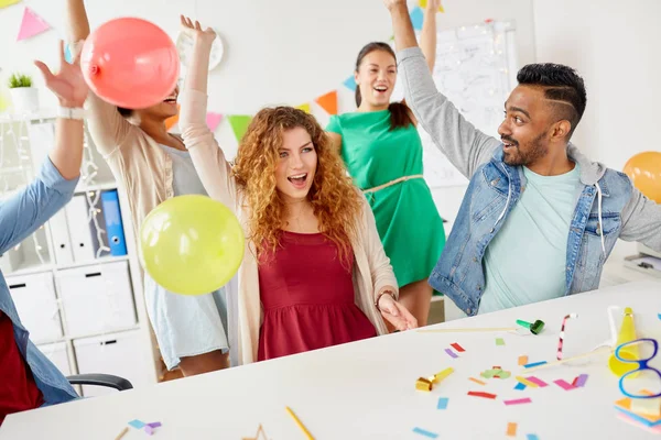 Счастливая команда веселится на офисной вечеринке — стоковое фото