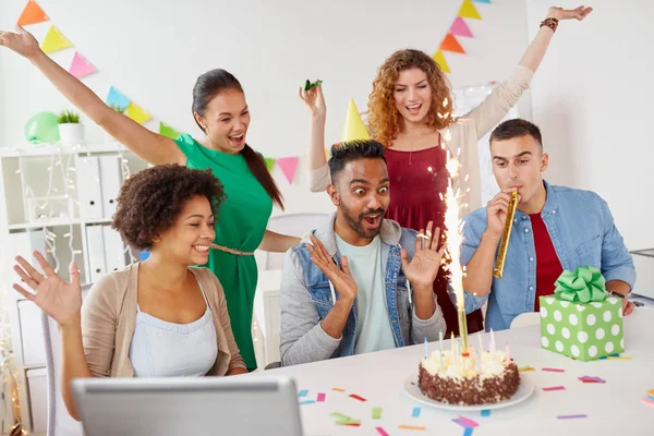 Büro-Team begrüßt Kollegin bei Geburtstagsfeier — Stockfoto