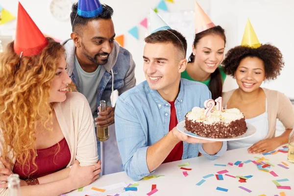 Equipo saludo colega en fiesta de cumpleaños de la oficina —  Fotos de Stock