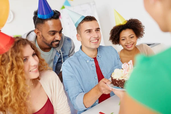 Equipo saludo colega en fiesta de cumpleaños de la oficina —  Fotos de Stock