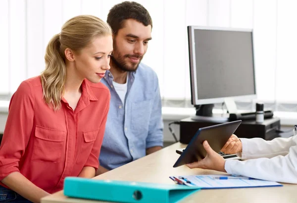 Par gästande läkare på familjeplanering klinik — Stockfoto