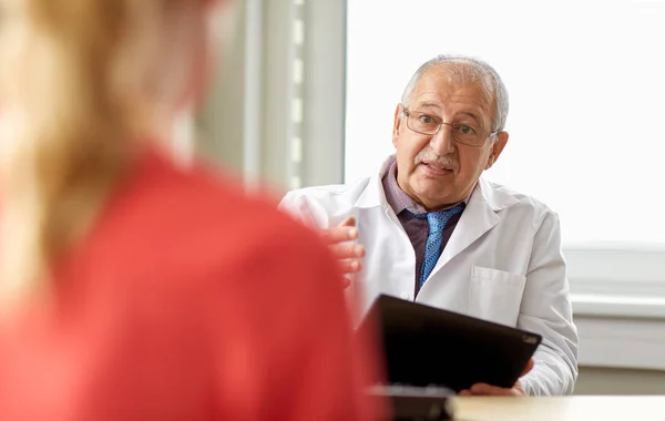 Médico senior y paciente en la clínica de salud de las mujeres —  Fotos de Stock