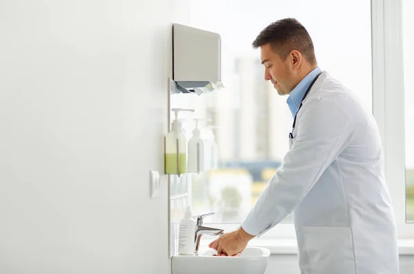 Arzt wäscht Hände in Klinik-Waschbecken — Stockfoto