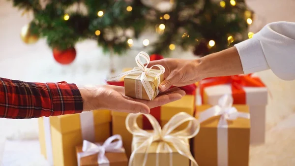 Närbild av par händer med jul presentbox — Stockfoto