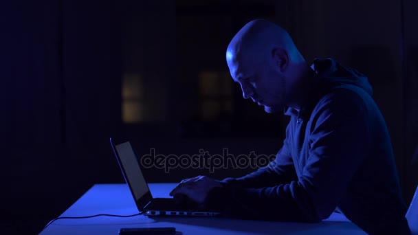 Hacker usando computador portátil para ataque cibernético — Vídeo de Stock