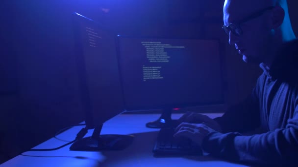 Hacker usando vírus de computador para ataque cibernético — Vídeo de Stock