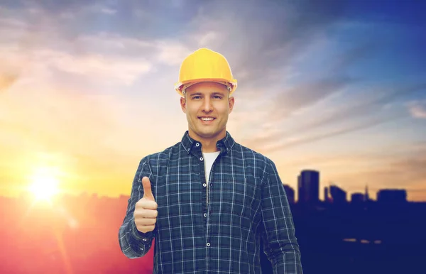 Manliga builder i gult hård hatt visar tummen — Stockfoto
