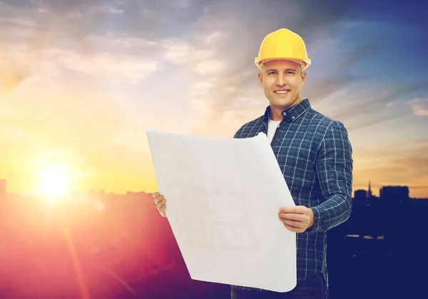 Constructor masculino en sombrero duro amarillo con plano —  Fotos de Stock