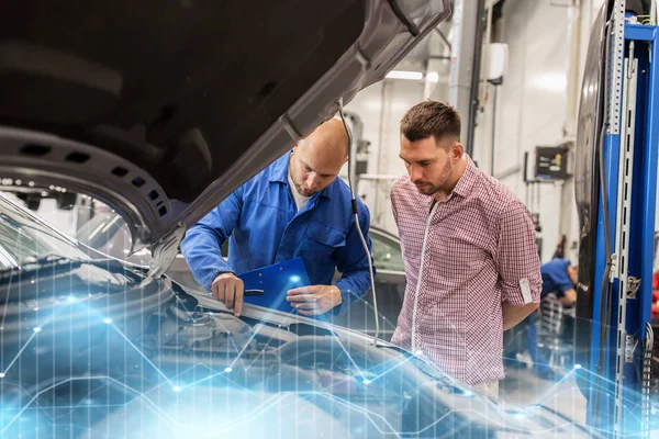 Meccanico con appunti e uomo in officina — Foto Stock