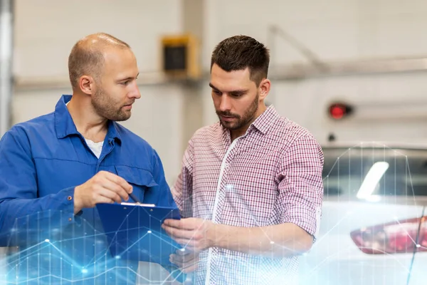 Automechaniker mit Klemmbrett und Mann im Autohaus — Stockfoto