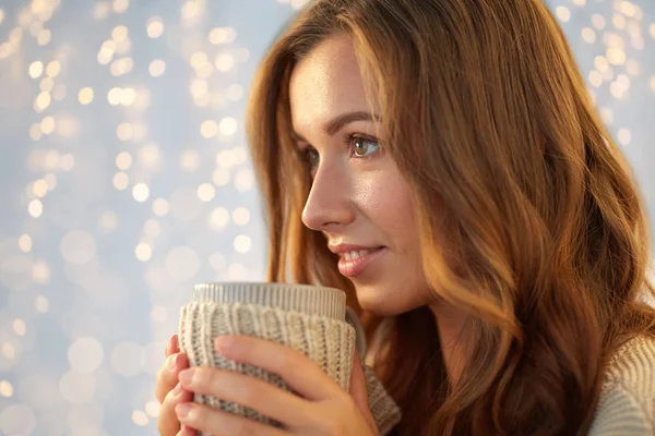 Крупним планом щаслива жінка з чаєм або чашкою кави — стокове фото
