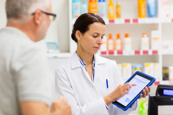 Lékárník a zákazníkům s tablet pc v lékárně — Stock fotografie
