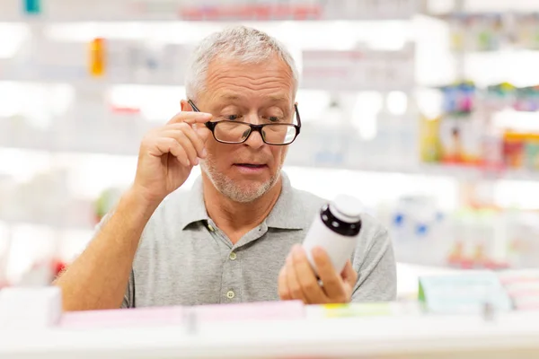 Senior client masculin avec des médicaments à la pharmacie — Photo
