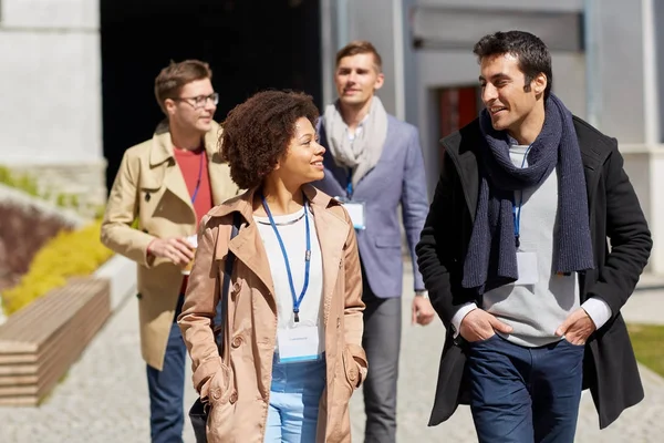 Geschäftsteam mit Konferenzabzeichen in der Stadt — Stockfoto