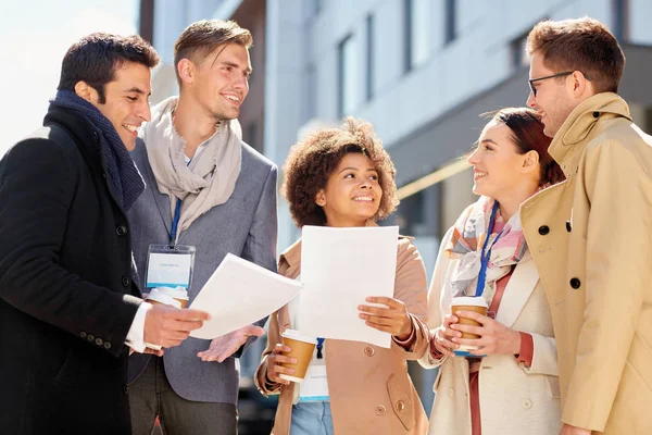 Internationale zakelijke team met papieren buitenshuis — Stockfoto