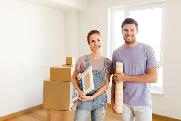 Couple heureux avec des boîtes déménageant dans une nouvelle maison — Photo