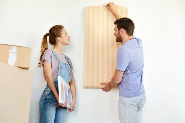 Couple with wallpaper repairing apartment or home — Stock Photo, Image