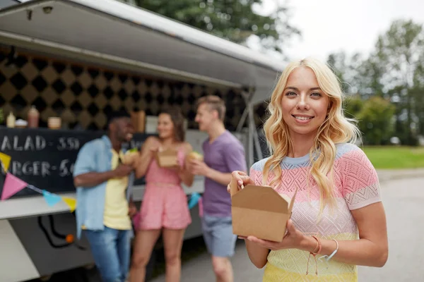 Mulher feliz com wok e amigos no caminhão de comida — Fotografia de Stock