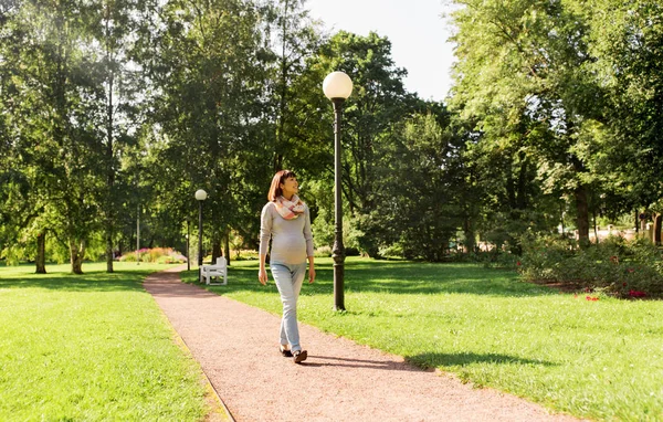 Wanita asia hamil yang bahagia berjalan di taman — Stok Foto