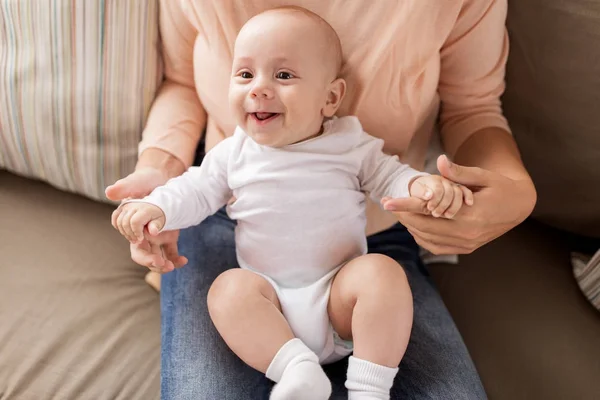 自宅幸せの小さな赤ちゃんの男の子を持つ母 — ストック写真