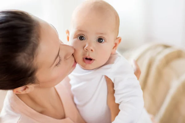 Mère heureuse embrassant petit garçon à la maison — Photo